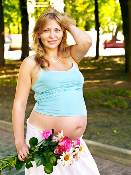 kobieta w ciąży odkryty. - Zdjęcie, obraz