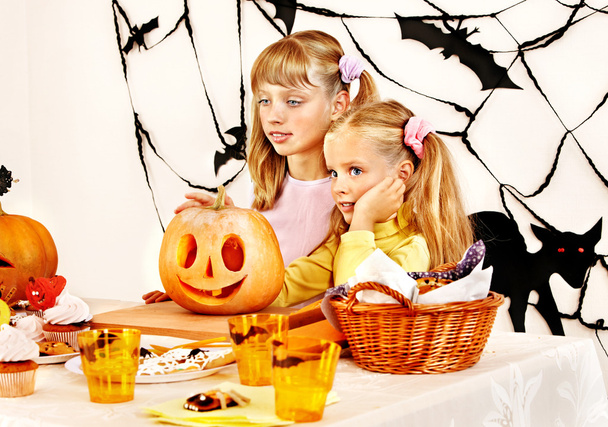 Halloween party z dzieci trzymając Cukierek albo psikus. - Zdjęcie, obraz