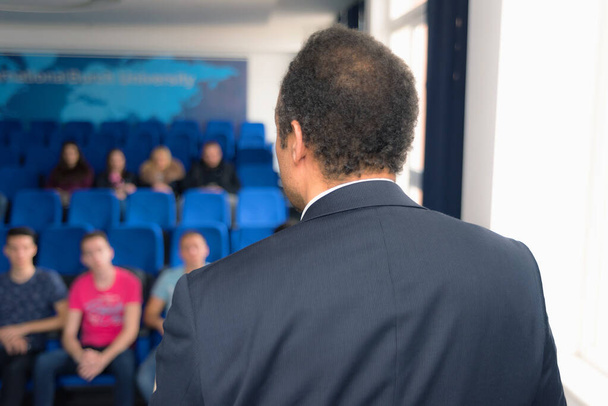 Африканский американский бизнес-тренер проводит презентацию для бизнесмена
 - Фото, изображение