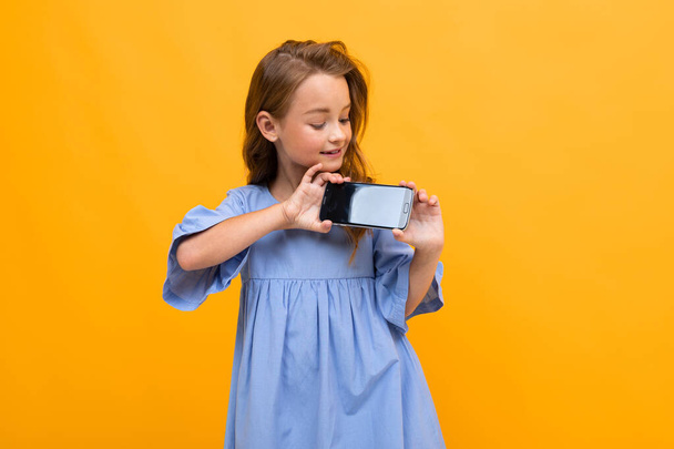 cute little girl with smartphone  - Foto, Imagem
