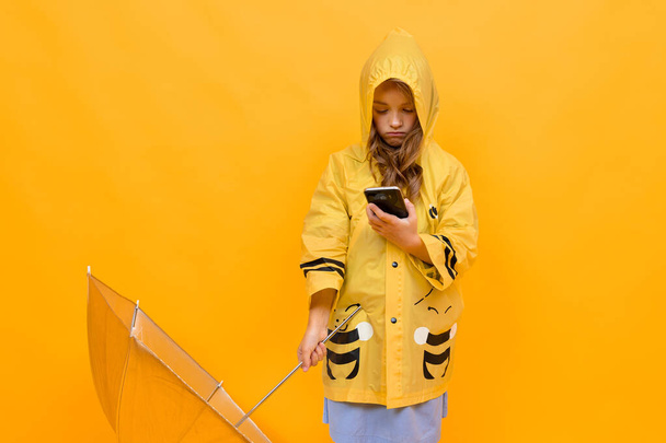 menina bonito na capa de chuva com guarda-chuva
  - Foto, Imagem