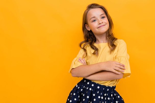 симпатичная модная девушка позирует на фоне апельсина
  - Фото, изображение