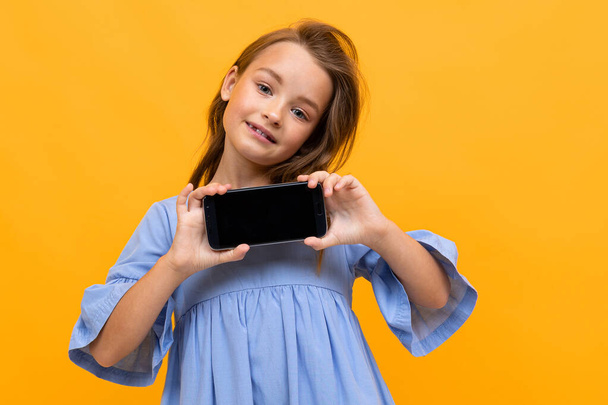 cute little girl with smartphone  - Foto, Imagem