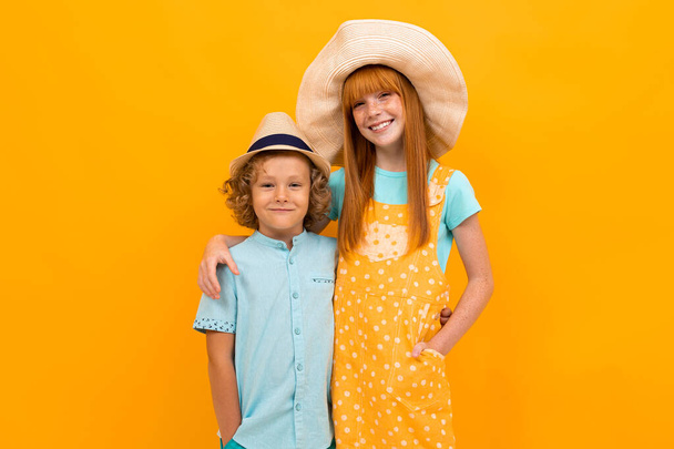 lindo chico y chica posando sobre fondo naranja
  - Foto, imagen