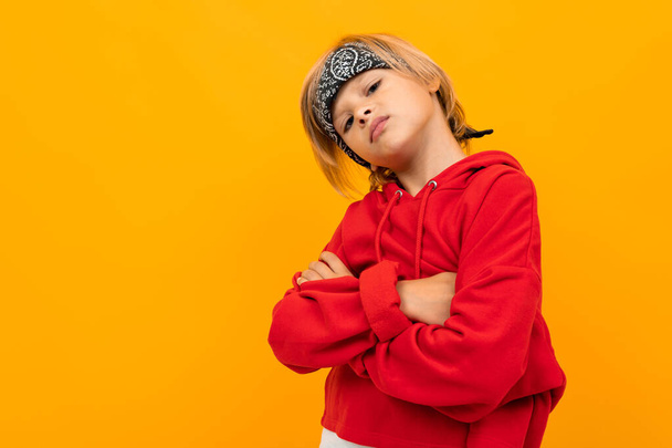 érzelmi jóképű fiú pózol narancssárga háttér  - Fotó, kép