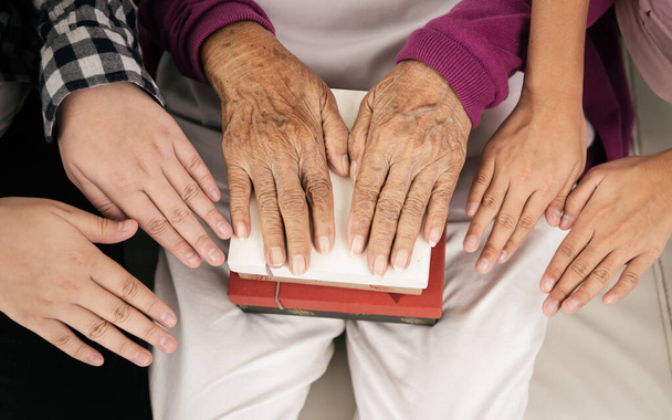 Senioren und Kinder Hand in Hand, Lifestylekonzept. - Foto, Bild