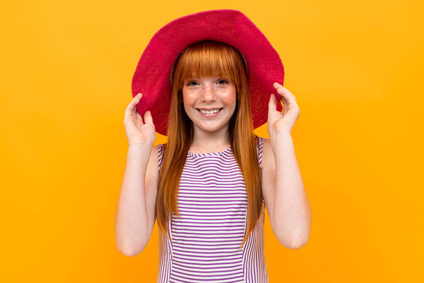 Porträt des süßen Ingwermädchens mit rotem Hut - Foto, Bild