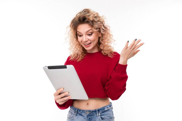 mujer joven posando con tableta digital sobre fondo blanco
   - Foto, imagen