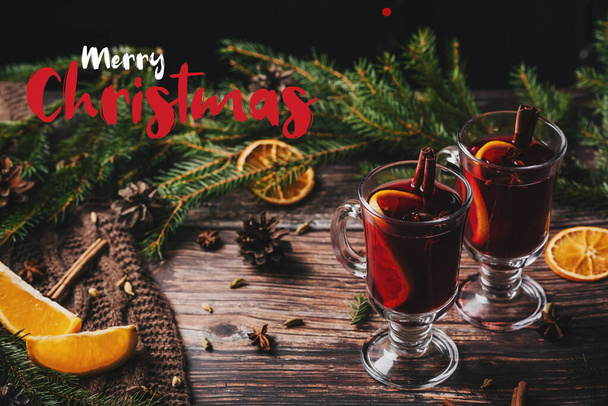 domácí teplý nápoj svařené víno s nápisem Veselé Vánoce - Fotografie, Obrázek