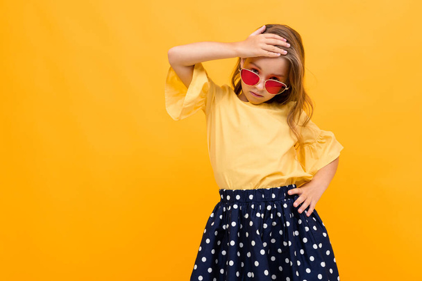 söpö muodikas tyttö poseeraa oranssia vastaan
  - Valokuva, kuva