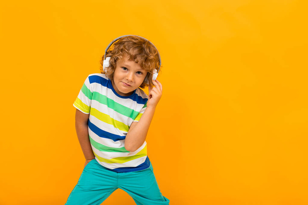 kleiner Junge posiert vor orangefarbenem Hintergrund  - Foto, Bild
