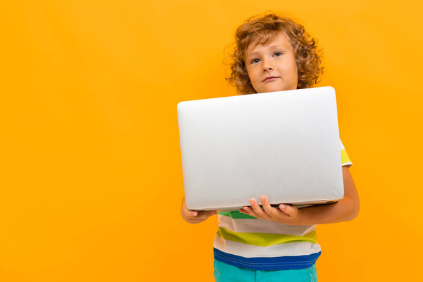jóképű fiú laptop ellen narancs háttér  - Fotó, kép