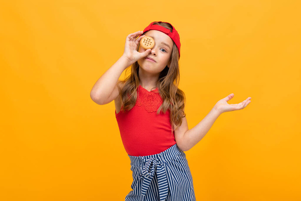 cute little girl with cookies - Foto, afbeelding