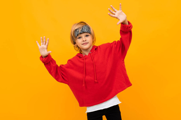 emotionaalinen komea poika poseeraa oranssi tausta
  - Valokuva, kuva