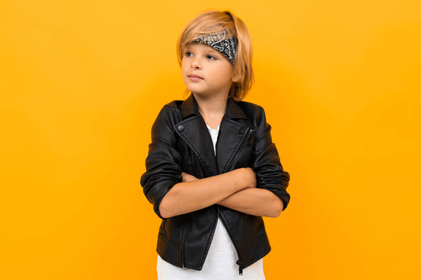 chico guapo emocional posando sobre fondo naranja
  - Foto, Imagen