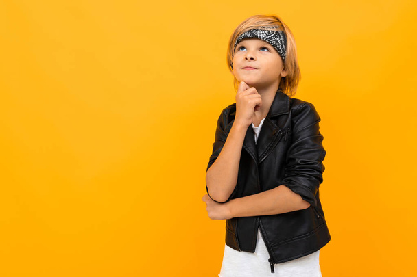 Emotional schöner Junge posiert vor orangefarbenem Hintergrund  - Foto, Bild