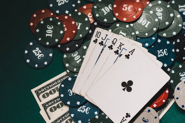 Κερδίζοντας συνδυασμός των καρτών στο πόκερ καζίνο. Φλος ρουαγιάλ, ένα μάτσο μάρκες και δολάρια. - Φωτογραφία, εικόνα
