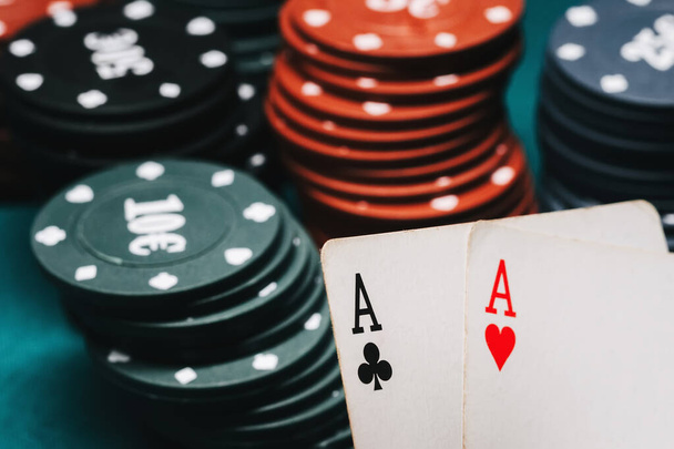 Ένα ζευγάρι άσσων και μάρκες σε ένα παιχνίδι πόκερ - Φωτογραφία, εικόνα