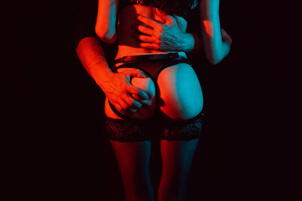 hombre sostiene el culo de las mujeres y su cuerpo desnudo
 - Foto, imagen