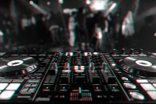професійний контролер мікшера DJ для змішування музики в нічному клубі
 - Фото, зображення
