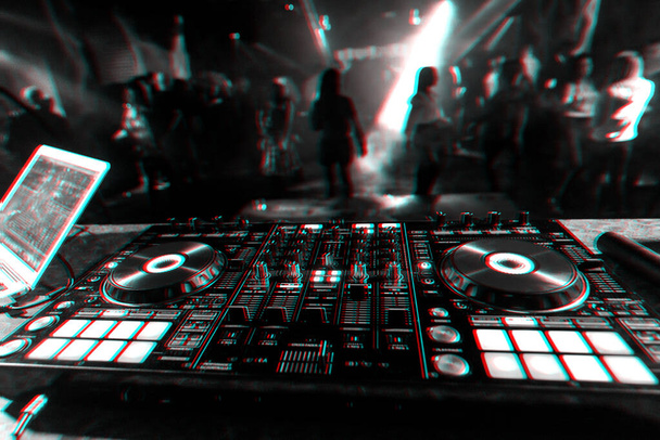 profesionální DJ Mixer pro míchání hudby v nočním klubu - Fotografie, Obrázek