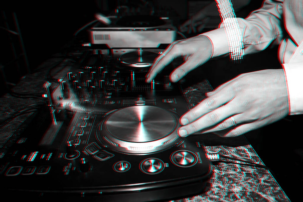 Club-DJ mischt Musik auf einem Mischpult in einem Nachtclub - Foto, Bild