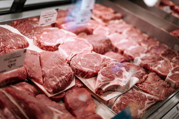 オレゴン州のホール・フーズ・マーケットで店内で肉を売る - 写真・画像