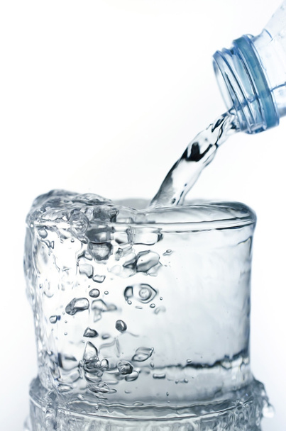 Remplissage d'un verre d'eau montrant un concept de boisson
 - Photo, image