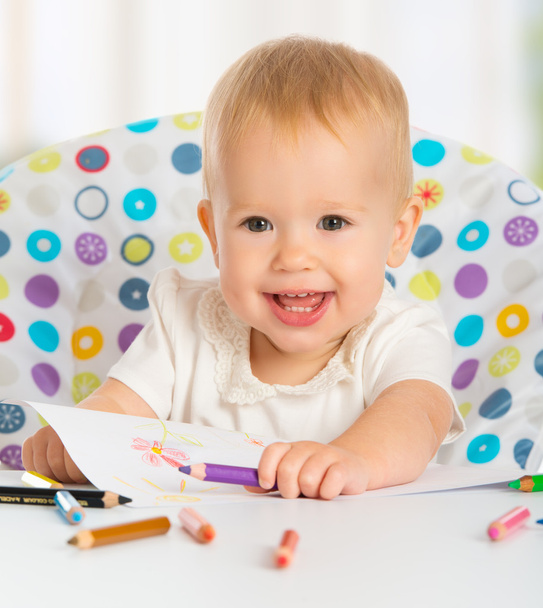 glückliches Baby zeichnet mit Buntstiften - Foto, Bild