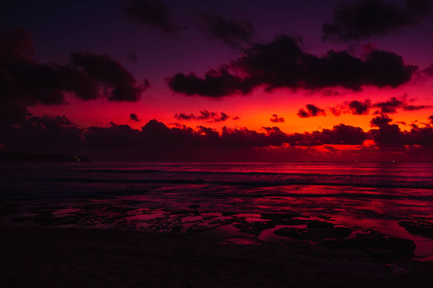 Яскравий барвистий захід сонця з хмарами на Балі та в океані. - Фото, зображення