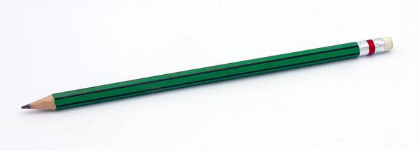 Grüner Bleistift isoliert auf weißem Hintergrund  - Foto, Bild