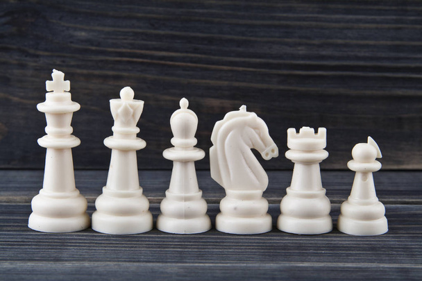 шахматы изолированы на деревянном фоне
 - Фото, изображение