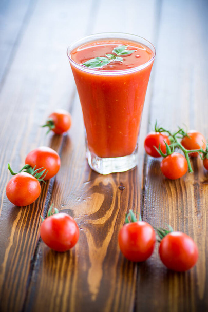 homemade tomato juice in a glass and fresh tomatoes - Fotoğraf, Görsel