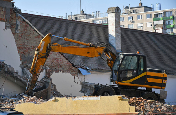Demolition of an old building in the city - Photo, Image
