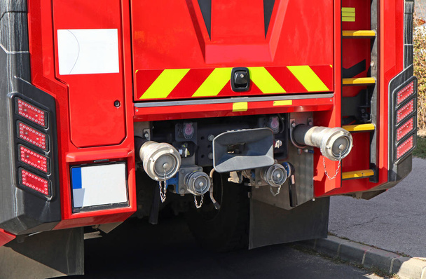 Задня сторона пожежної машини
 - Фото, зображення