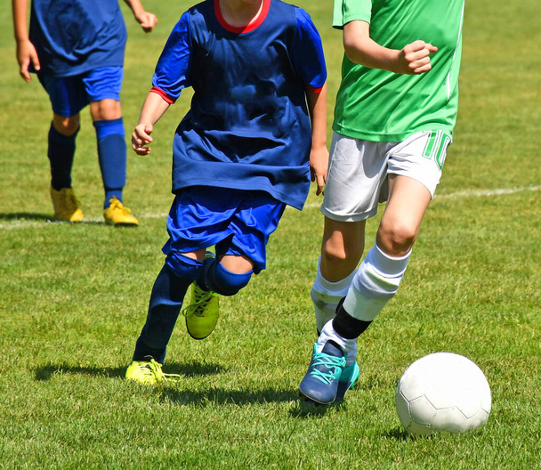 Діти грають у футбол на відкритому повітрі в літній час
 - Фото, зображення