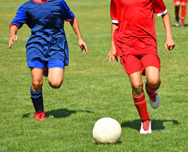 Les enfants jouent au football en plein air en été
 - Photo, image
