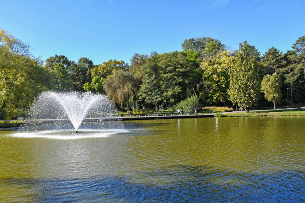 Fontaine dans le lac heure d'automne
 - Photo, image
