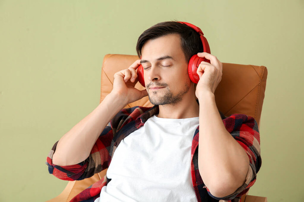 Hombre guapo escuchando música en casa
 - Foto, Imagen