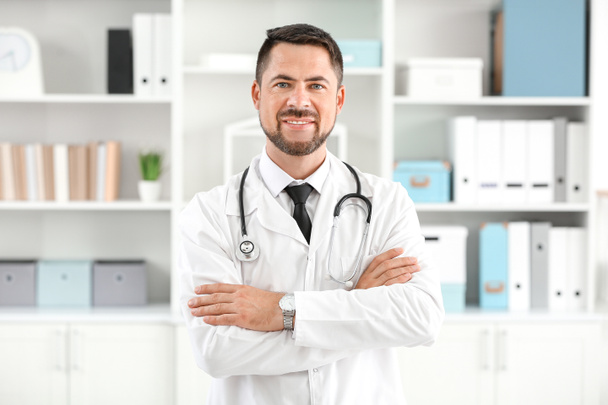 Retrato de médico masculino na clínica
 - Foto, Imagem