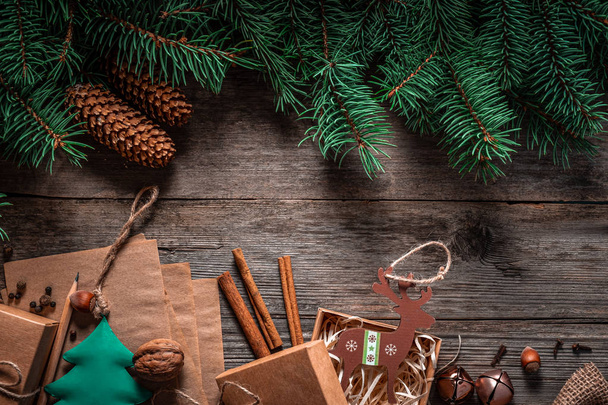 Різдвяна зелена рамка з ялинових гілок на вінтажному сірому дошці
  - Фото, зображення