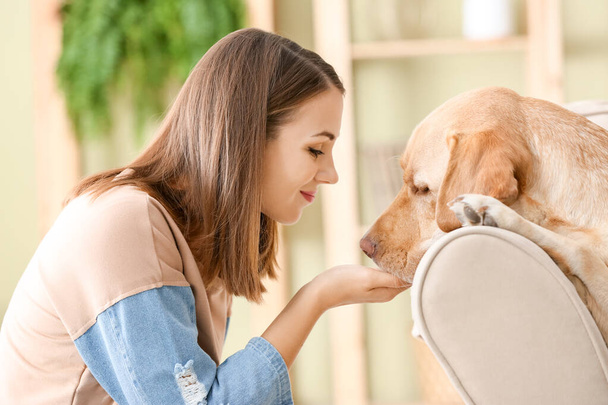 Krásná mladá žena s roztomilým psem doma - Fotografie, Obrázek