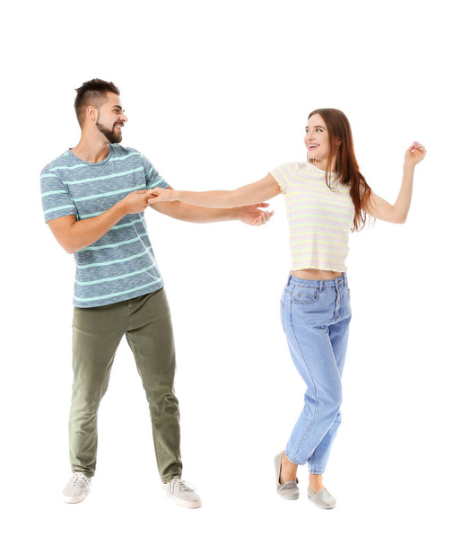 Retrato de pareja joven bailando sobre fondo blanco
 - Foto, imagen