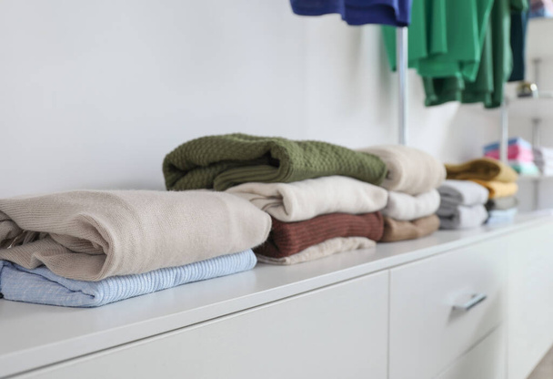 Verpakte schone kleren in de showroom - Foto, afbeelding