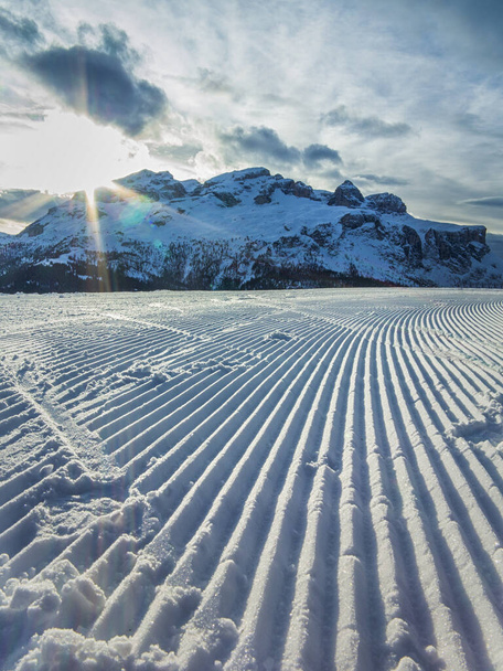 вид на гірські схили для катання на лижах в зимовий сезон
 - Фото, зображення
