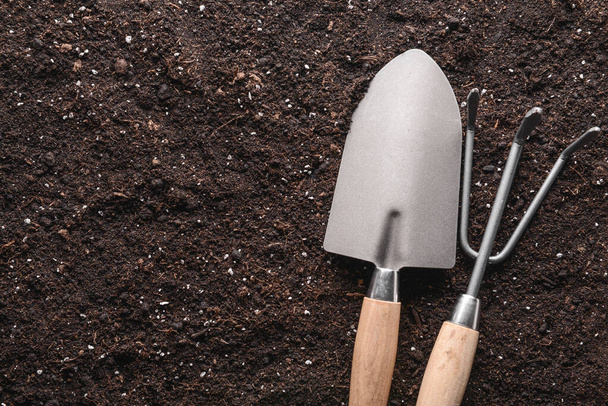 Gardening tools on soil, top view - Foto, Imagem