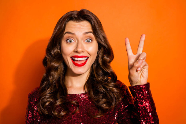 Close-up portrait of her she nice attractive gorgeous lovely pretty girlish funky cheerful cheery wavy-haired girl showing v-sign isolated over bright vivid shine vibrant orange color background - Foto, Bild
