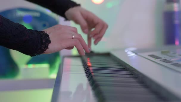 Πιανίστας χέρια παίζονται σε μουσικό όργανο στο δωμάτιο - Πλάνα, βίντεο
