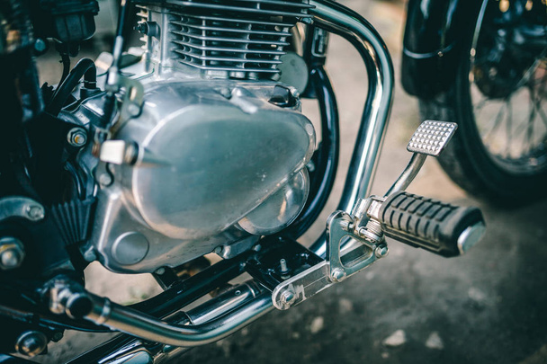 Primer plano del motor de la motocicleta en segundo plano
 - Foto, Imagen