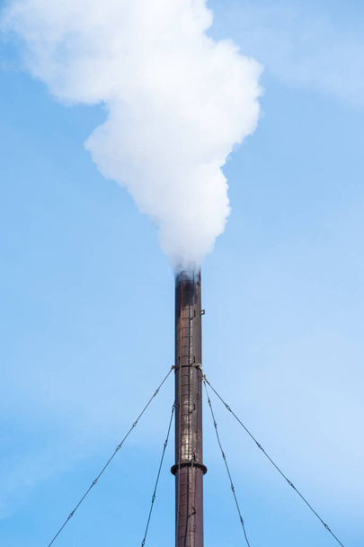 humo industrial blanco de la chimenea en un cielo azul
  - Foto, imagen